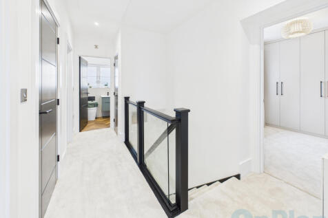 CAM04024G0-PR0039-STILL009