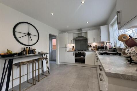 Open plan kitchen / dining