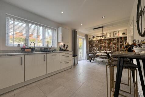 Open plan kitchen / dining