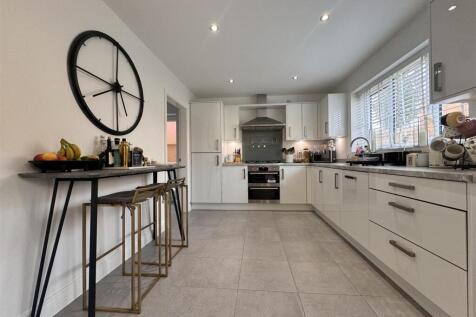 Open plan kitchen / dining