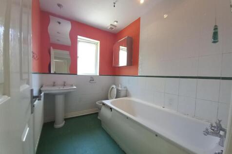 12 Drake Close Bathroom.jpg