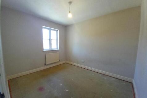 12 Drake Close Bed 2.jpg