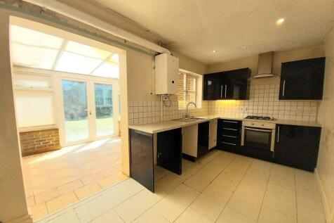 12 Drakes Close Kitchen.jpg