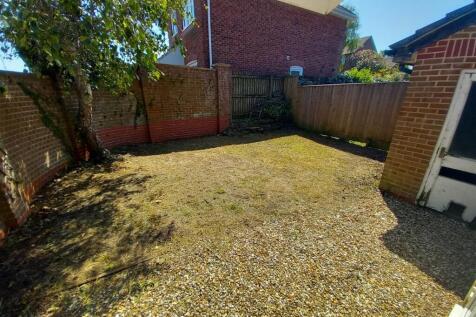 12 Drake Close R Gdn.jpg