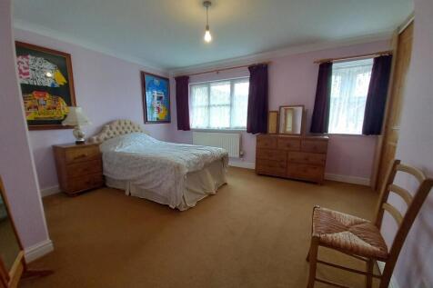 1 Dud Way Mater Bed.jpg