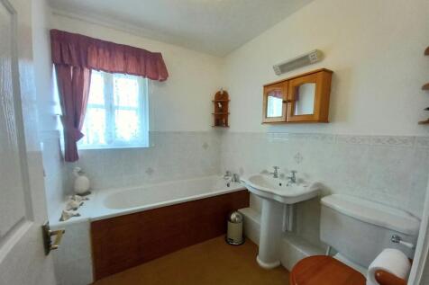 1 Dud Way Bathroom.jpg