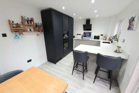 60 Oaklands Kitchen.jpg