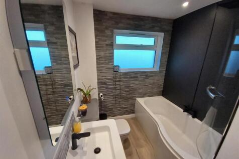 60 Oaklands Bathroom.jpg