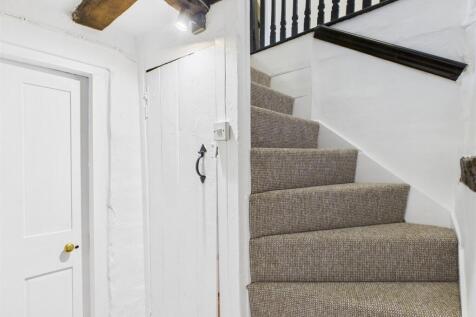 MAIN HOUSE STAIRS TO FF