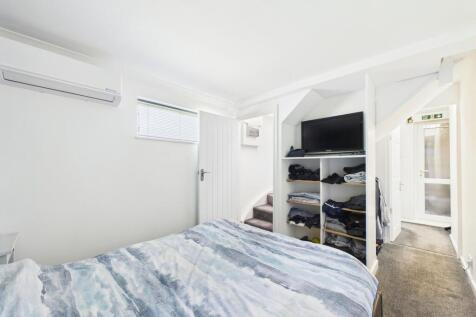 Detached annexe - bedroom