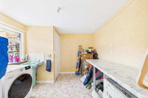 Laundry room with WC