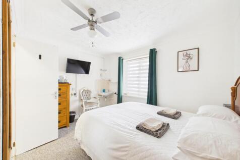 Guest bedroom with en-suite