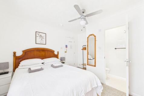 Guest bedroom with en-suite