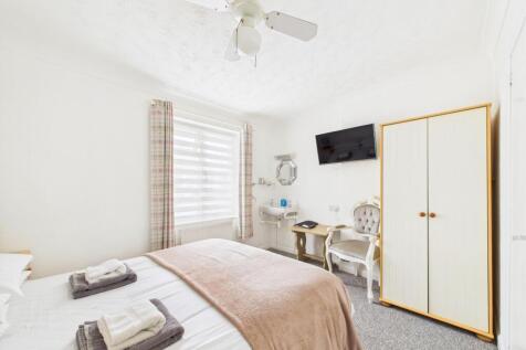 Guest bedroom with en-suite