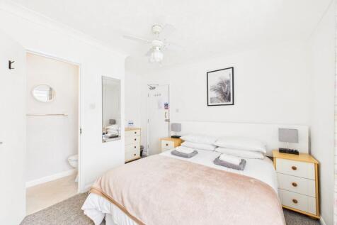 Guest bedroom with en-suite