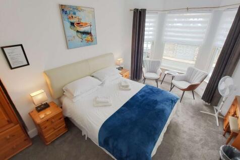 Guest bedroom with en-suite