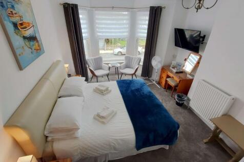 Guest bedroom with en-suite