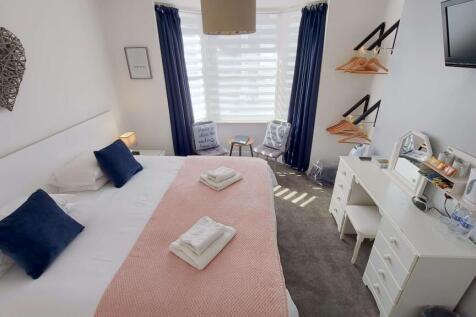 Guest bedroom with en-suite