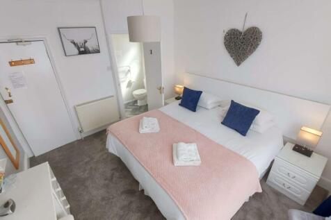 Guest bedroom with en-suite