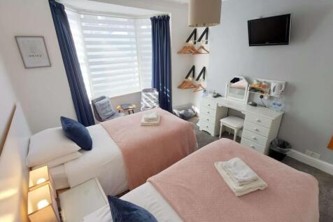 Guest bedroom with en-suite