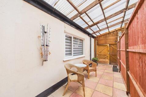 Self-contained flat with courtyard garden