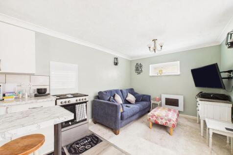 Self-contained flat lounge &amp; kitchen