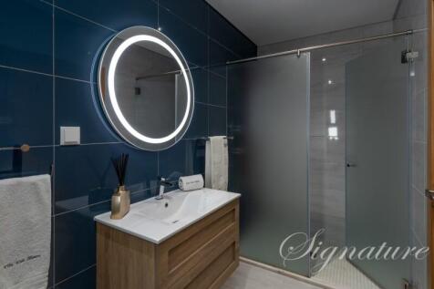 Bedroom Queen 1A Bathroom