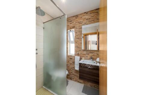 Bedroom Twin 1A bathroom