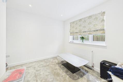 CAM03852G0-PR0332-STILL014