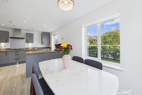 CAM03852G0-PR0412-STILL021