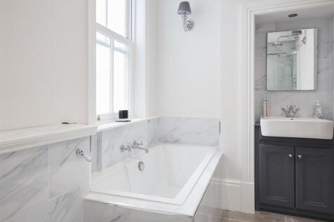 E - master en-suite.jpg