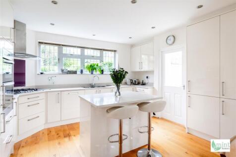 7 Priory Close - Watermark-28.jpg