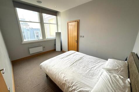 Main bedroom pic 2.jpeg
