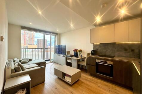 Living Room pic 3.jpeg