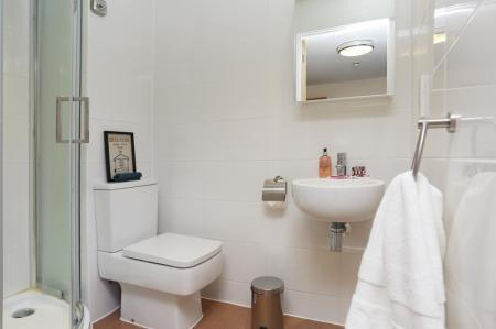 Ensuite Bathroom En-suite room at Behn Hall Canter