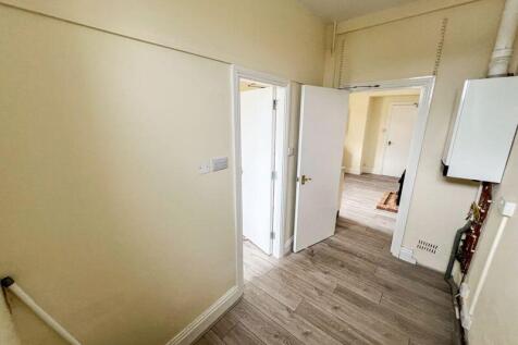 20 Selbourne Drive - Flat 1