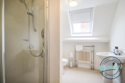 Ensuite bathroom to 2nd floor suite