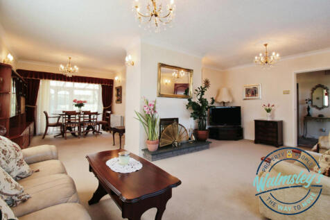 L Shapoed sitting dining room