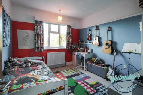 Double bedroom to rear