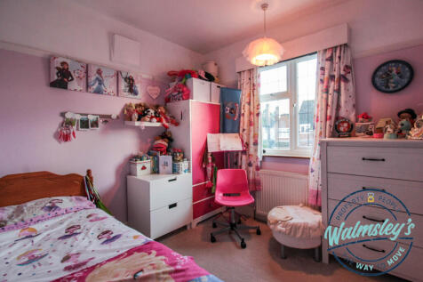 Double bedroom to frontage