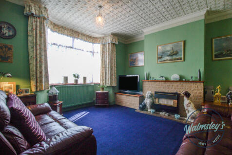 Front sitting room with bay