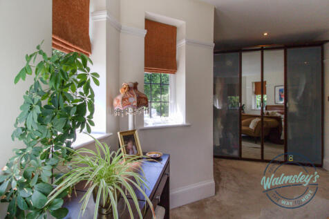 Main bedroom &amp; fitted wardrobes