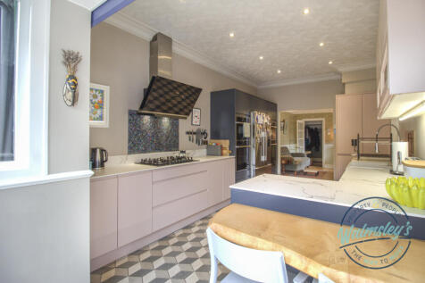 Kitchen breakfast room towards dining room