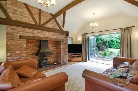 Sitting room with bi fiolding doors