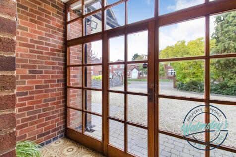 Entrance porch towards driveway