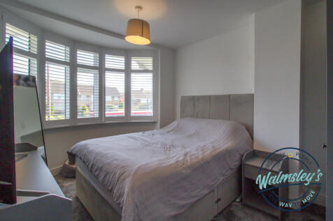 Double bedroom to frontage