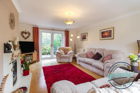 Dual aspect sitting room_