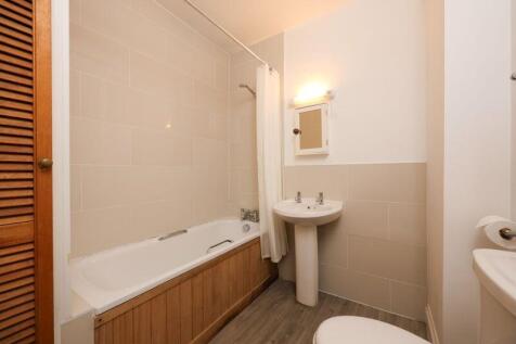 Bathroom (Garden Flat)