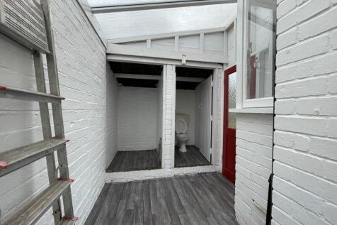 COVERED SIDE AREA &amp; WC