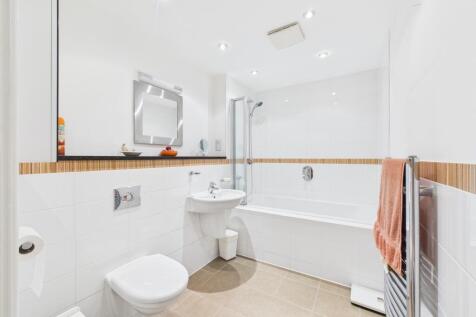 CAM04018G0-PR0399-STILL018